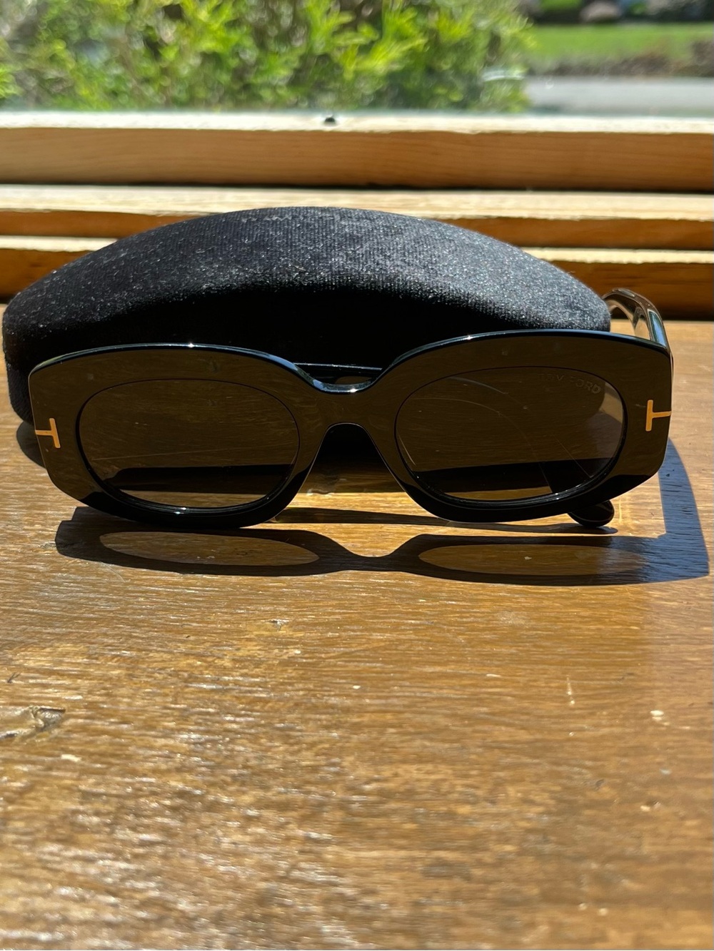Tom Ford Black Oval Sunglasses with Gold T Logo - Picture 1 of 3